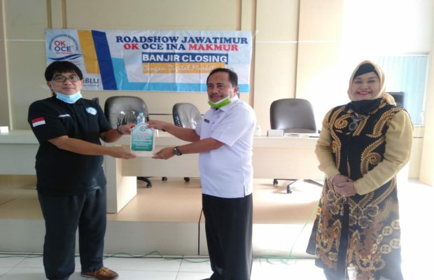 Foto: Penyerahan Cinderamata dari OK OCE INA Makmur Kepada Kadiskop Pamekasan