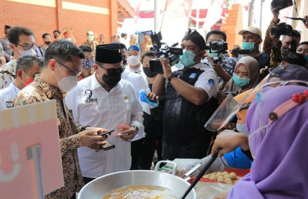 Foto : LaNyalla saat coba sistem pembelian pembayaran online Meeber di Pasar Benteng Pancasila.