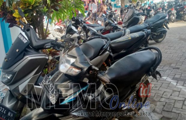 Foto : Parkir liar di halaman Puskesmas Kedungdung Sampang