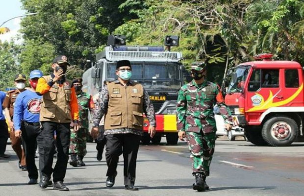 Foto : Rizal Moris Kepala BPBD Bangkalan bersama wakil bupati Bangkalan saat mengecek kesiapan pasukan. 