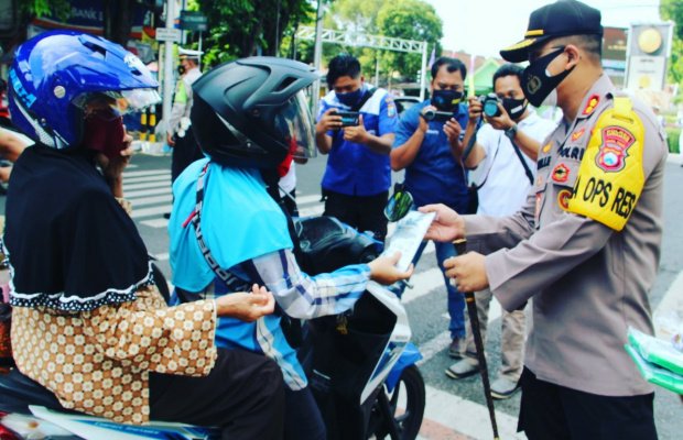 Foto: Kapolres Lumajang, bagikan masker pada pengendara motor yang tertib