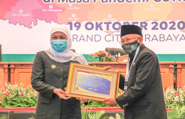 Foto: Bupati Sumenep KH Busyro Karim saat menerima penghargaan WTP dari Gubernur Jatim