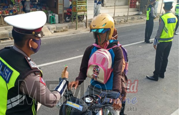Foto : Polisi memeriksa kelengkapan surat surat pengendara