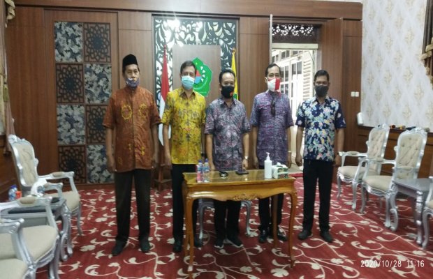 Moh. Tarsun (Tengah) Saat Mengikuti Perayaan HSP Ke - 92 Secara Virtual