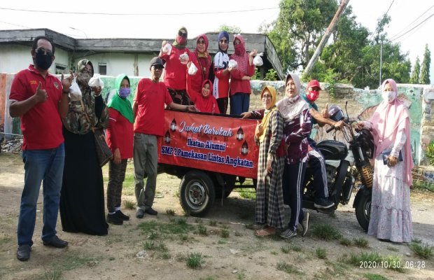 Foto: Alumni SMPN 2 Pamekasan Lintas Angkatan Berbagi Nasi Bungkus 