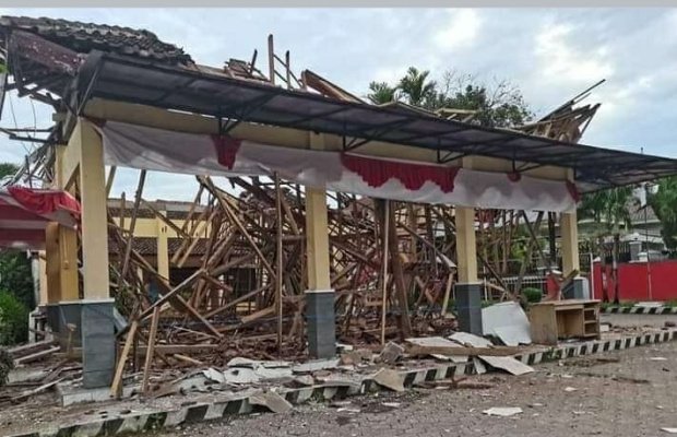 Foto: Atap Kantor Kelurahan Sumbersari yg ambruk