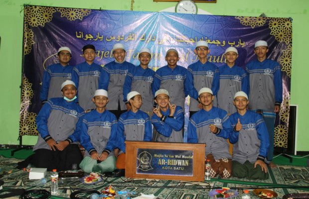 Foto: Kru dari Hadroh Arridwan Kota Batu.