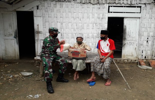 Foto: Serda Achmad Supriyadi Saat Berikan Bansosnya Kepada Mistani
