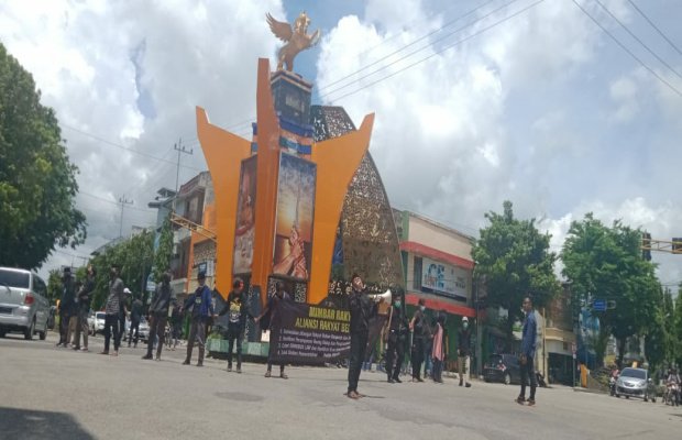 Foto: Sejumlah aksi massa saat melakukan orasi di simpang empat patung Kota Sumenep.