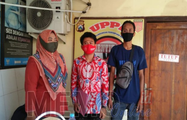 Foto :  Kedua orang tua korban didampingi pengacaranya (tengah) di depan unit PPA Polres Sampang