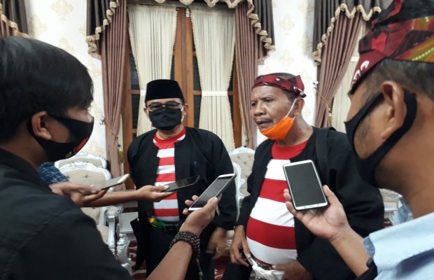 Foto: Sekda Kabupaten Pamekasan Bersama Direktur PDAM Saat Ditemui Media