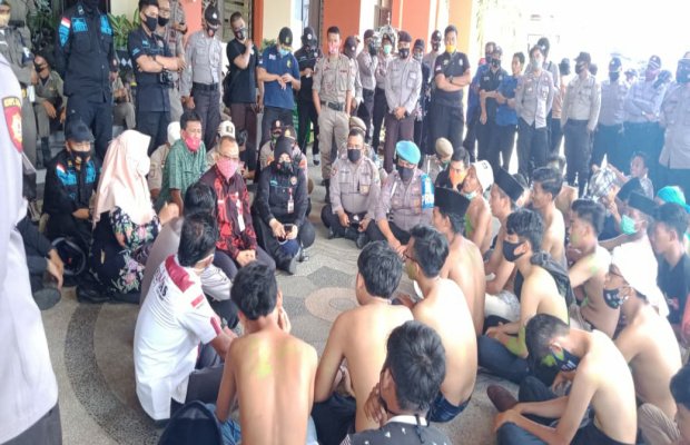 Foto: Duduk sama rendah, sejumlah aktivis mahasiswa ajak pejabat Pemkab Sumenep berdiskusi