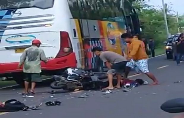 Foto: sejumlah warga saat akan mengevakuasi korban di TKP