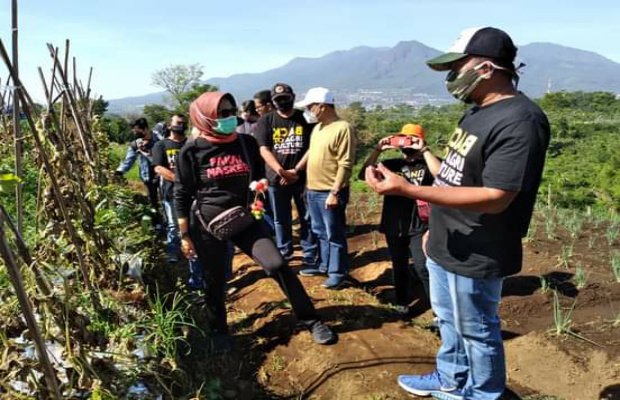 Foto: Walikota Batu saat mengunjungi KPFI di Desa Bumiaji.