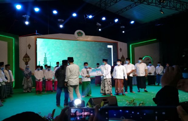 Foto: Bupati Pamekasan saat menyerahkan beasiswa santri