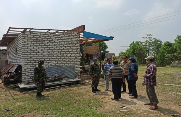 Foto : Petugas BPBD saat membantu warga terdampak angin kencang