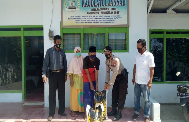 Wakapolsek Pademawu Bersama Kanit Intelkam Saat Serahkan Bansos