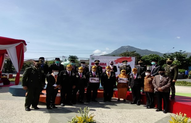 Walikota Batu bersama jajaran saat sesi foto bersama para Veteran Kota Batu.