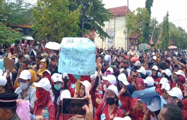 Foto: Sambil dangdutan, para pelaku seni melakukan demonstrasi di dpan gedung Pemkab