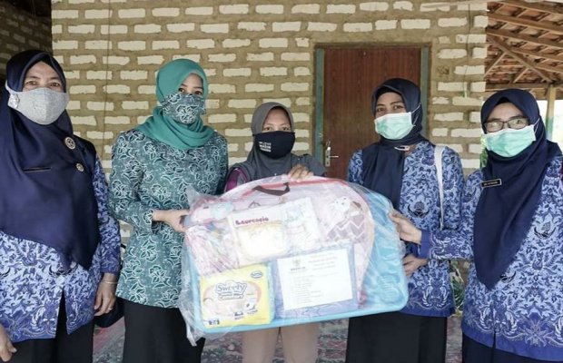Foto : Ketua TP- PKK Zaenab Zuraidah saat memberikan bantuan. 