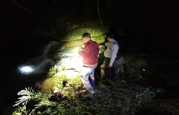 Foto: Warga saat mengevakuasi mayat korban di sungai Cangkraman Desa Kebunan Sumenep