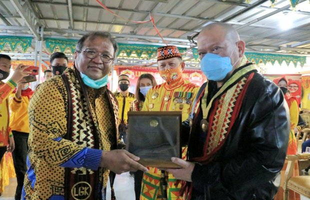 Foto : Ketua DPD RI saat menerima penghargaan Adi Karsa Utama dari Rektor ITERA Bandar Lampung, Rabu (11/11/2020).