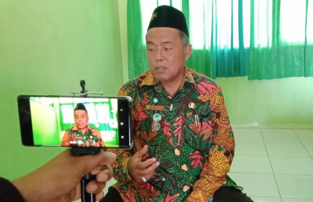  Foto: Kepala sekolah SMA Negeri Batuan Sumenep Salehoddin saat diwawancara
