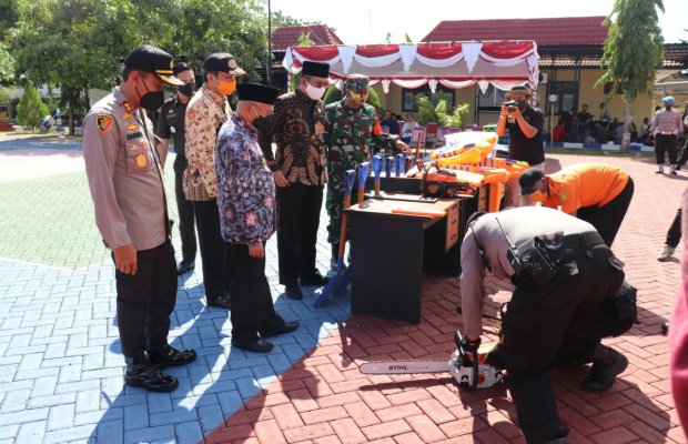 Foto: Didamping Kapolres dan Dandim, Bupati Sumenep saat menghadiri deklarasi anti narkoba
