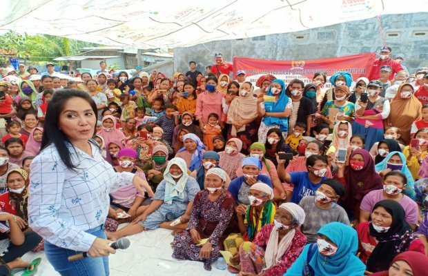 Foto : Rieke Diah Pitaloka bersama masyarakat Karawang