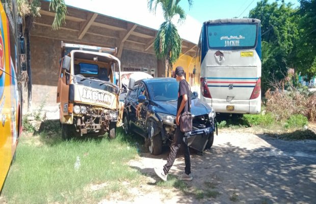 Foto:  Sejumlah mobil yang terlibat kecelakaan diamankan di Mapolres Sumenep