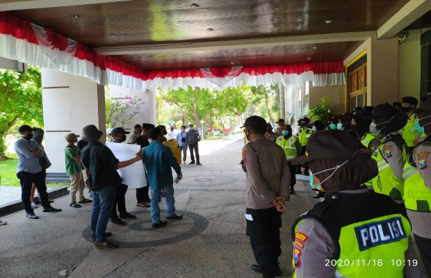 Foto :Demo puluhan pemuda ke kantor pemkab Bangkalan