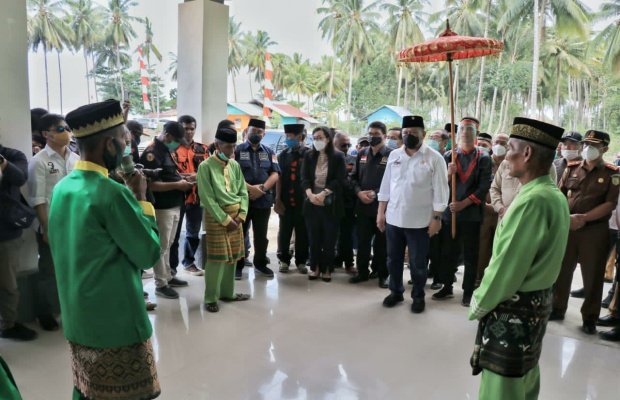Foto : LaNyalla bersama Bupati Bolmut, Depri Pontoh disambut dengan prosesi adat penjemputan Kaidipang Besar di Barkoko, Bolmut, Sulut.