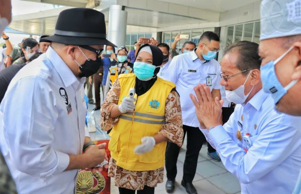 Foto : Gubernur Sulawesi Tengah, Longki Djanggola sambut kedatangan Ketua DPD RI beserta rombongan setiba di Bandara Sis Al Jufrie.