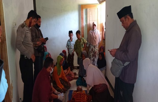  Foto: Korban berada di rumah duka Desa Matanair Kecamatan Rubaru Sumenep