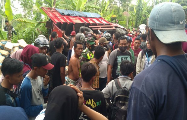 Foto: Truk oleng lalu terguling
