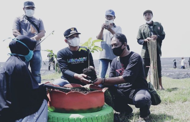Bupati Lumajang H. Thoriqul Haq saat melakukan tanam simbolis bersama A'ak Abdullah
