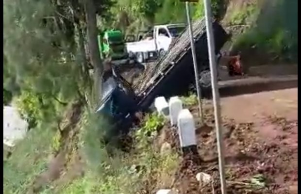 Foto:Detik - detik pickup sebelum akhirnya masuk jurang