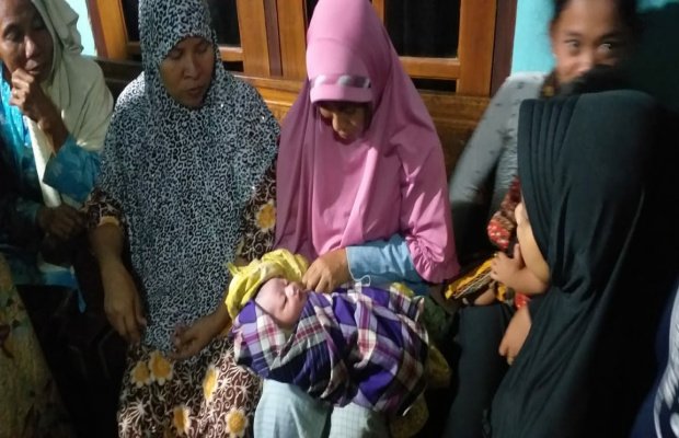 Foto: Bayi Laki - laki Yang Ditemukan Dalam Kardus Didatangi Banyak Warga