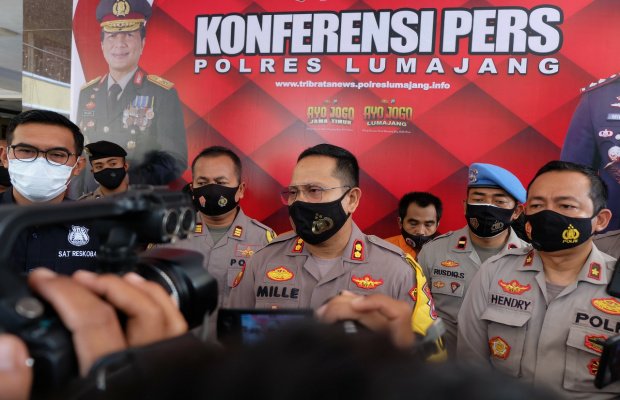 Foto: Kapolres Lumajang AKBP Deddy Fourry Millewa (tengah) memimpin konferensi pers