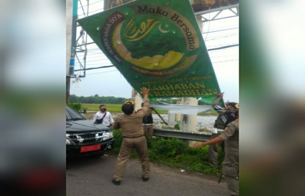 Foto : Satpol-PP saat menurunkan Baliho Tak berijin
