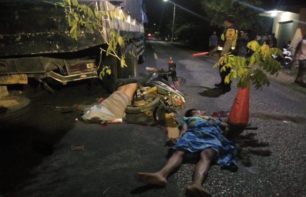  Foto: Pengemudi dan pembonceng dievakuasi polisi di jalan raya nasional Sumenep-Pamekasan