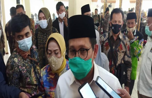 Foto: Menteri Desa PDTT RI Halim Iskandar saat diwawancara di pendopo agung Sumenep
