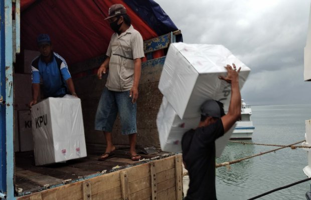 Foto: Pengiriman logistik pemilukada Sumenep 2020 ke pulau Masalembu