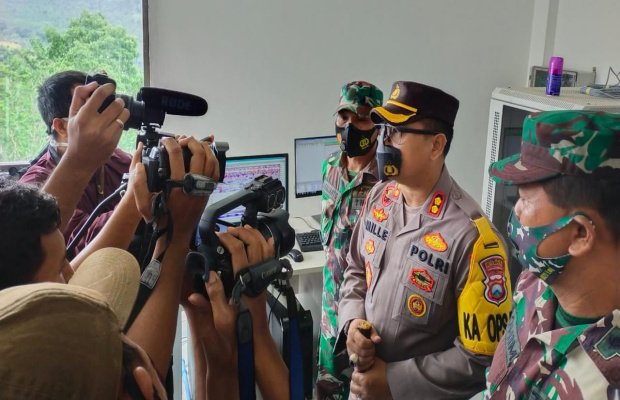 Foto;Kapolres Lumajang, AKBP deddy Fourry Millewa menyampaikan hasil pemantauan pada sejumlah awak media