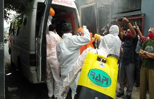 Foto: Mayat korban saat dibawa mobil ambulan