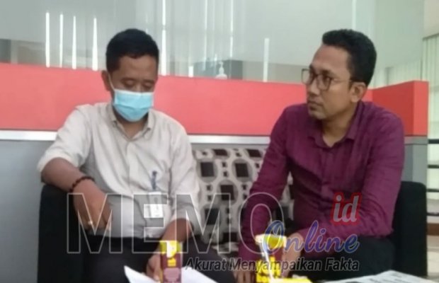 Foto : Agus (Kiri)  petugas bagian Bansos di Bank BRI Cabang Sampang