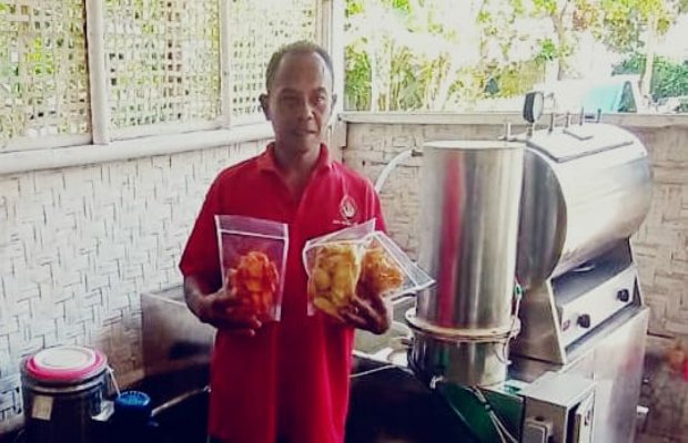 Foto:Ahmad Shodiq, penggagas 'Candu' (Camilan Duren) asal Desa Duren, Kecamatan Klakah, Lumajang