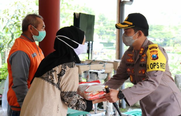 Foto: Kapolres Batu AKBP Catur Wibowo, SIK, MH saat membagikan paket sembako kepada warga Junrejo