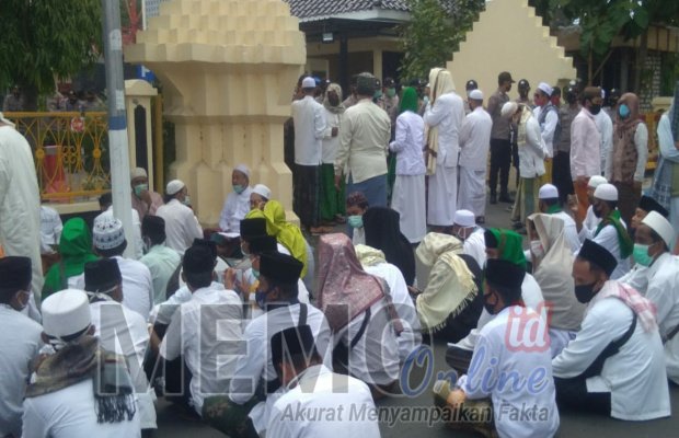 Foto : Massa di depan Mapolres Sampang