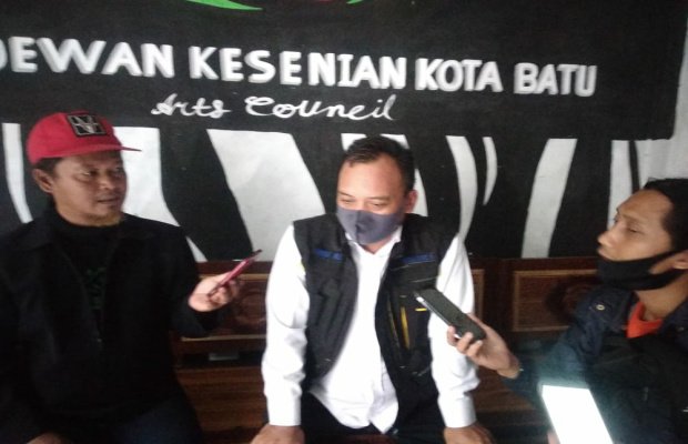 Foto: Kepala Dinas Pariwisata Kota Batu, Drs. Arief As Siddiq saat diwawancarai awak media.